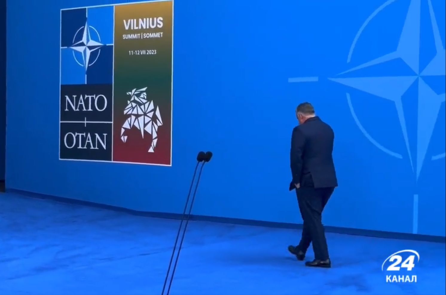 Így sompolygott ki Orbán Viktor a sajtóteremből a NATO-csúcson