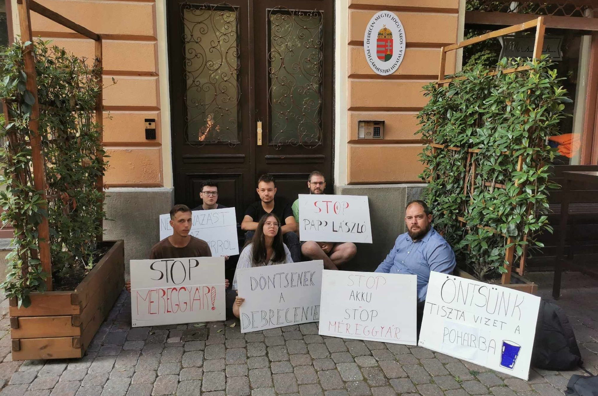 Debreceni fideszes vezetés: A Momentum erőszakos képviselői távozzanak a közéletből!