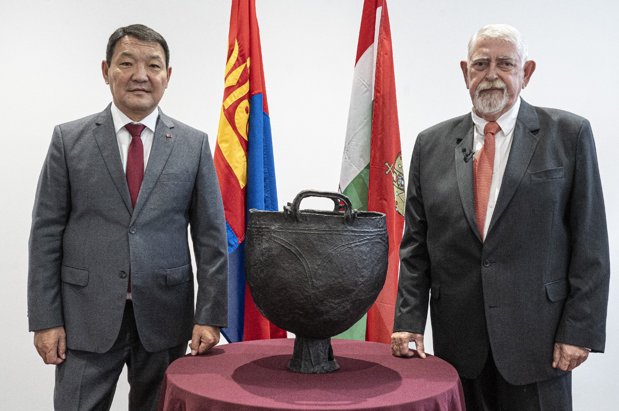Kásler Miklósék restaurált hun üstöt adtak át Mongóliának 