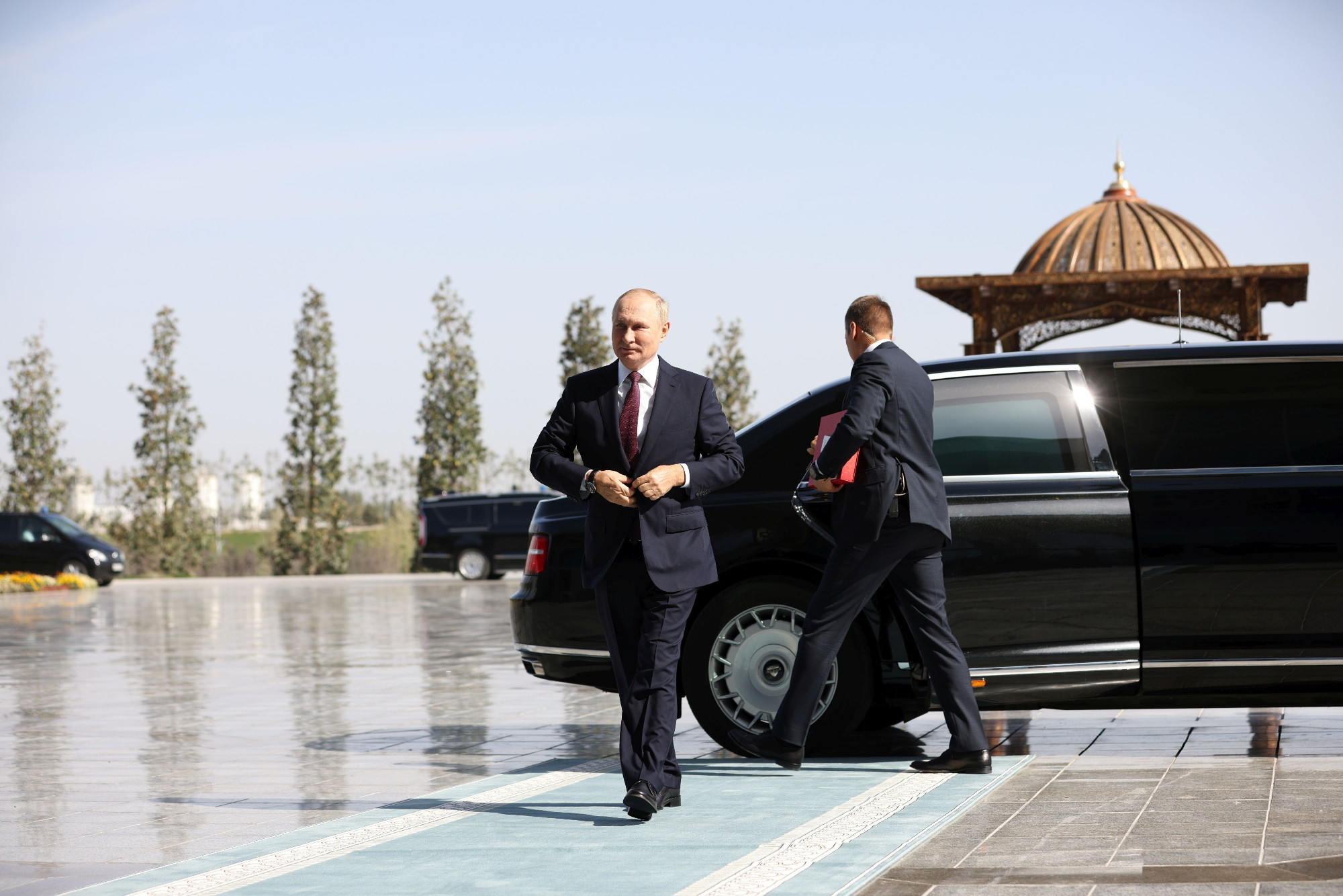 Vlagyimir Putyin: Az orosz tisztviselők üljenek át orosz autóba