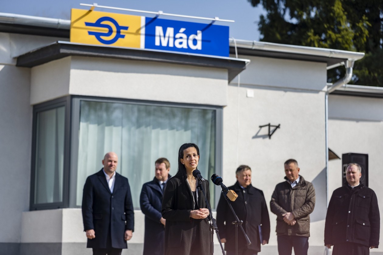 „A Magyar Falu Program frissen felújított állomásain is megszüntetik a vasutat”