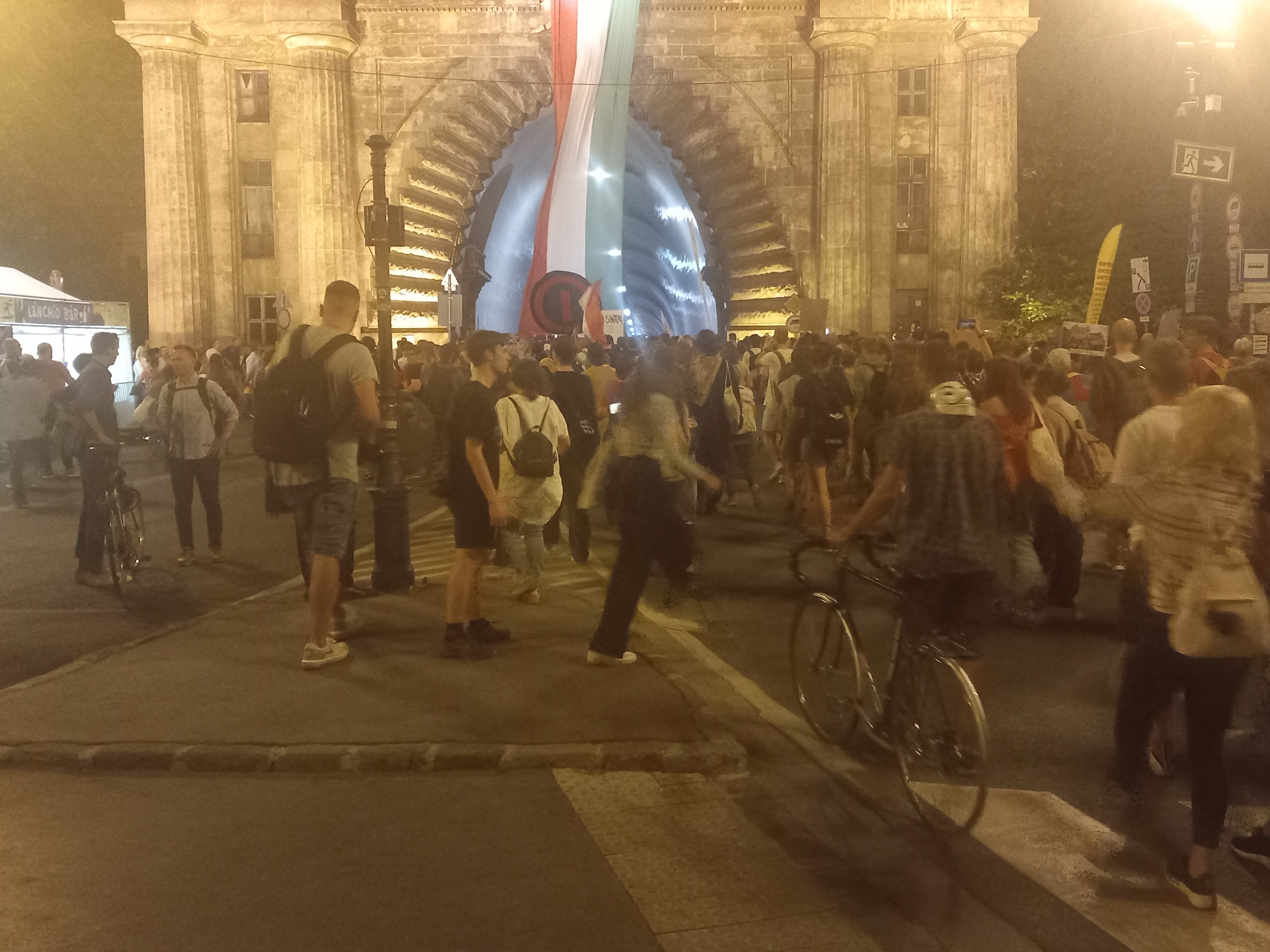 Rendőrök akadályozták meg, hogy a tüntetések után a diákok felmenjenek a Karmelitához
