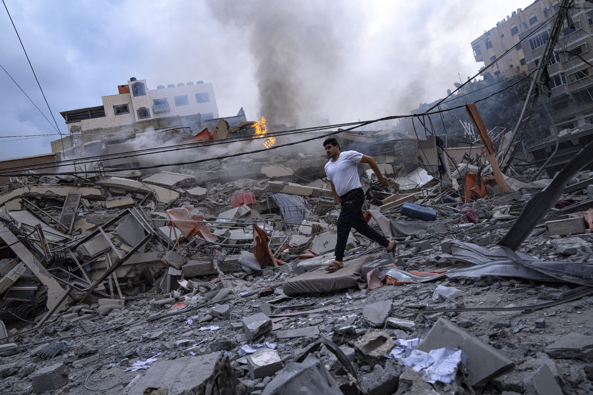„Érzékelhető a gyász és a támadások okozta sokk Tel-Avivban”