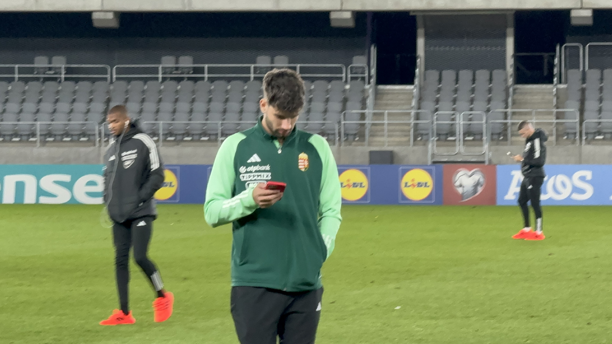 Így érkezett meg a magyar válogatott a kaunasi stadionba, a keddi meccs helyszínére (VIDEÓ)