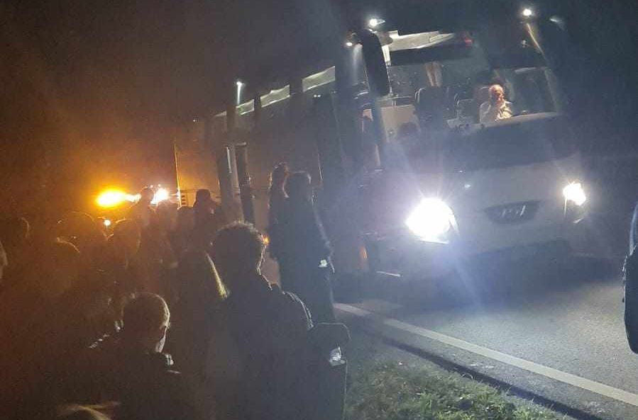 MÁV: A busz leállítása után az olajcsőtörés miatt keletkezett kisebb tűz azonnal megszűnt