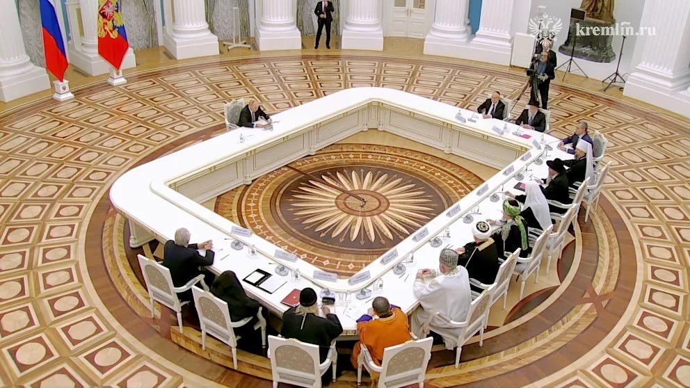Az eddigi óriásinál is nagyobb asztalnál fogadott vendégeket Putyin