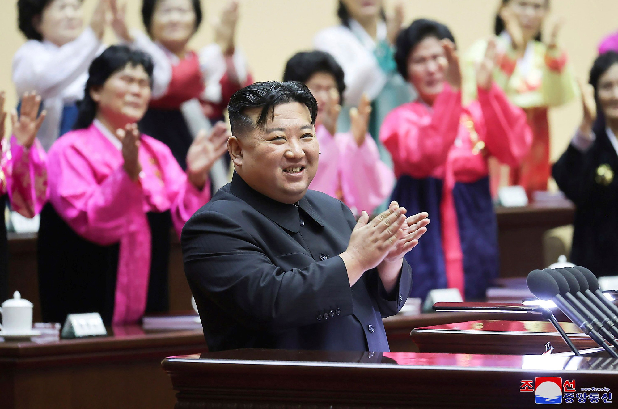 Kim Dzsongun sírva utasította az észak-koreai nőket, hogy szüljenek többet