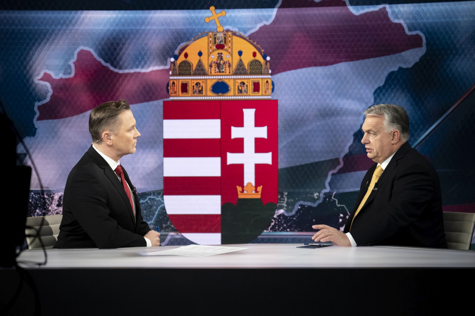 Orbán Viktort a tv2-n szorongatták