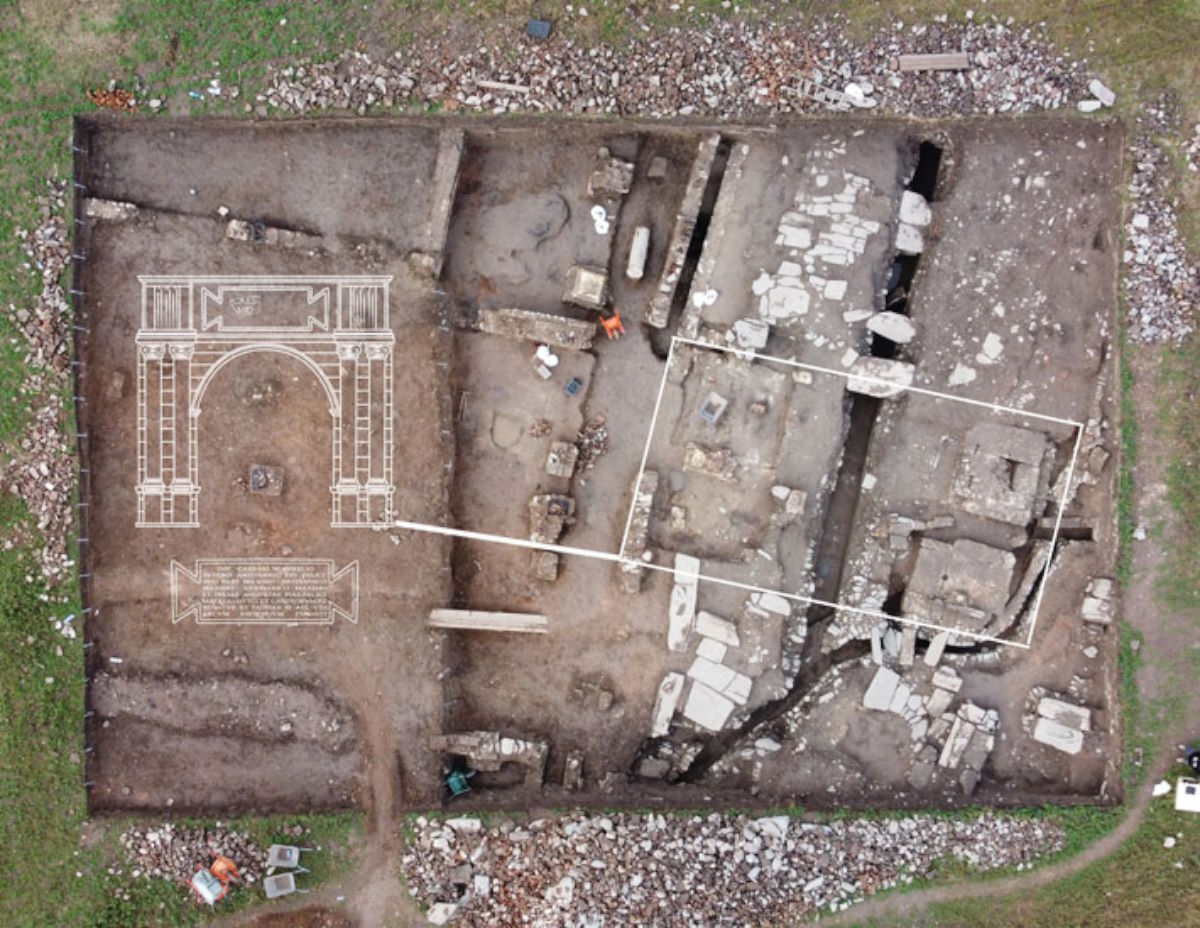 Egy szántóföld közepén bukkantak rá szerb régészek a régió első ókori római diadalívére