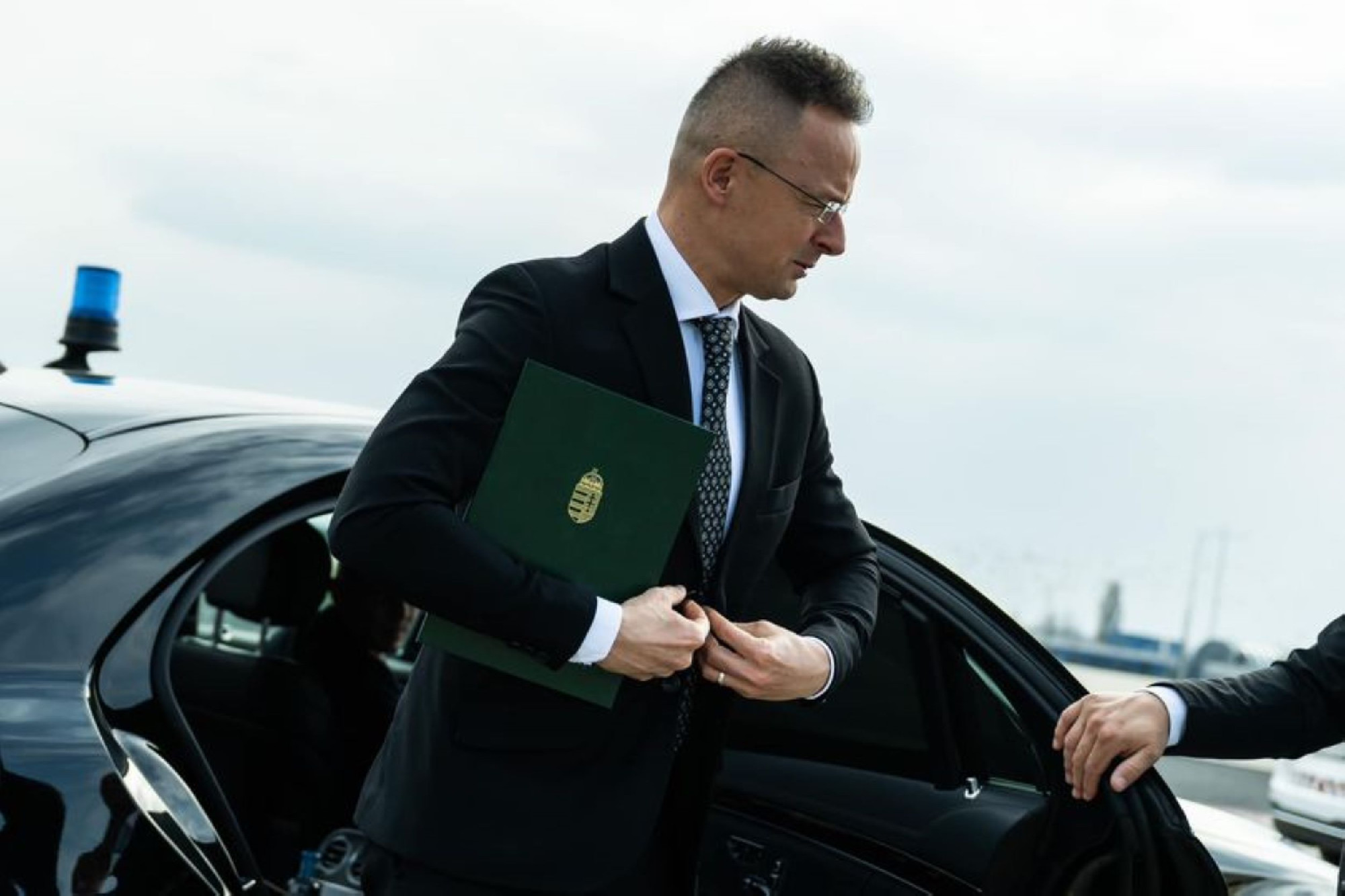 Szijjártó személyesen viszi el a svédek ratifikációs okiratát a NATO-ba