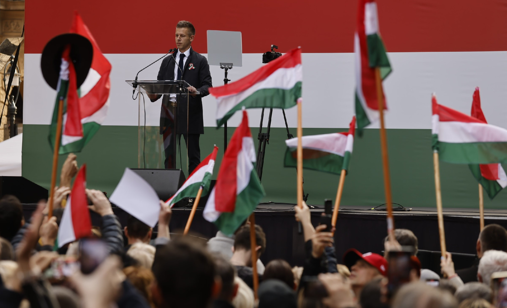 Zászlót bontott Magyar Péter: bejelentette a Talpra, magyarok! közösségét, hamarosan pártot is alapít
