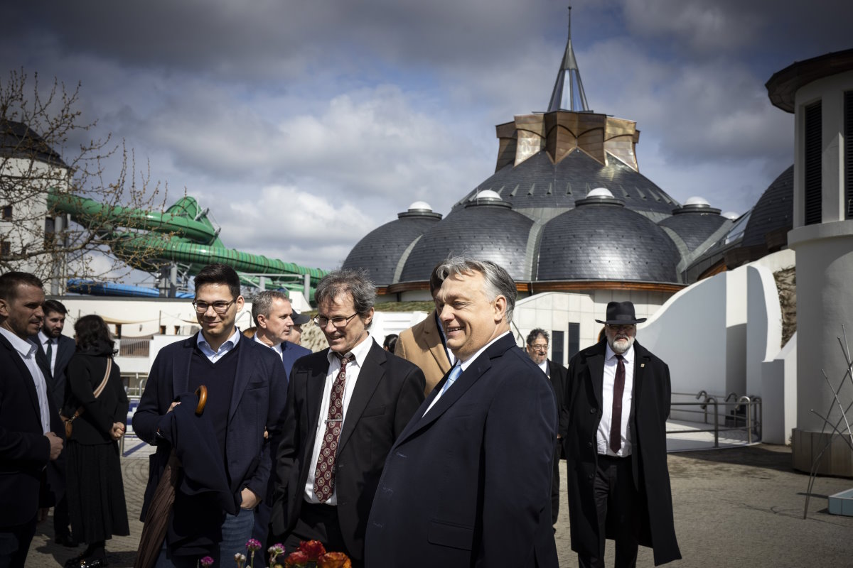 Makovecz tervezte termálfürdő kibővítésének átadóján járt Orbán Viktor Makón