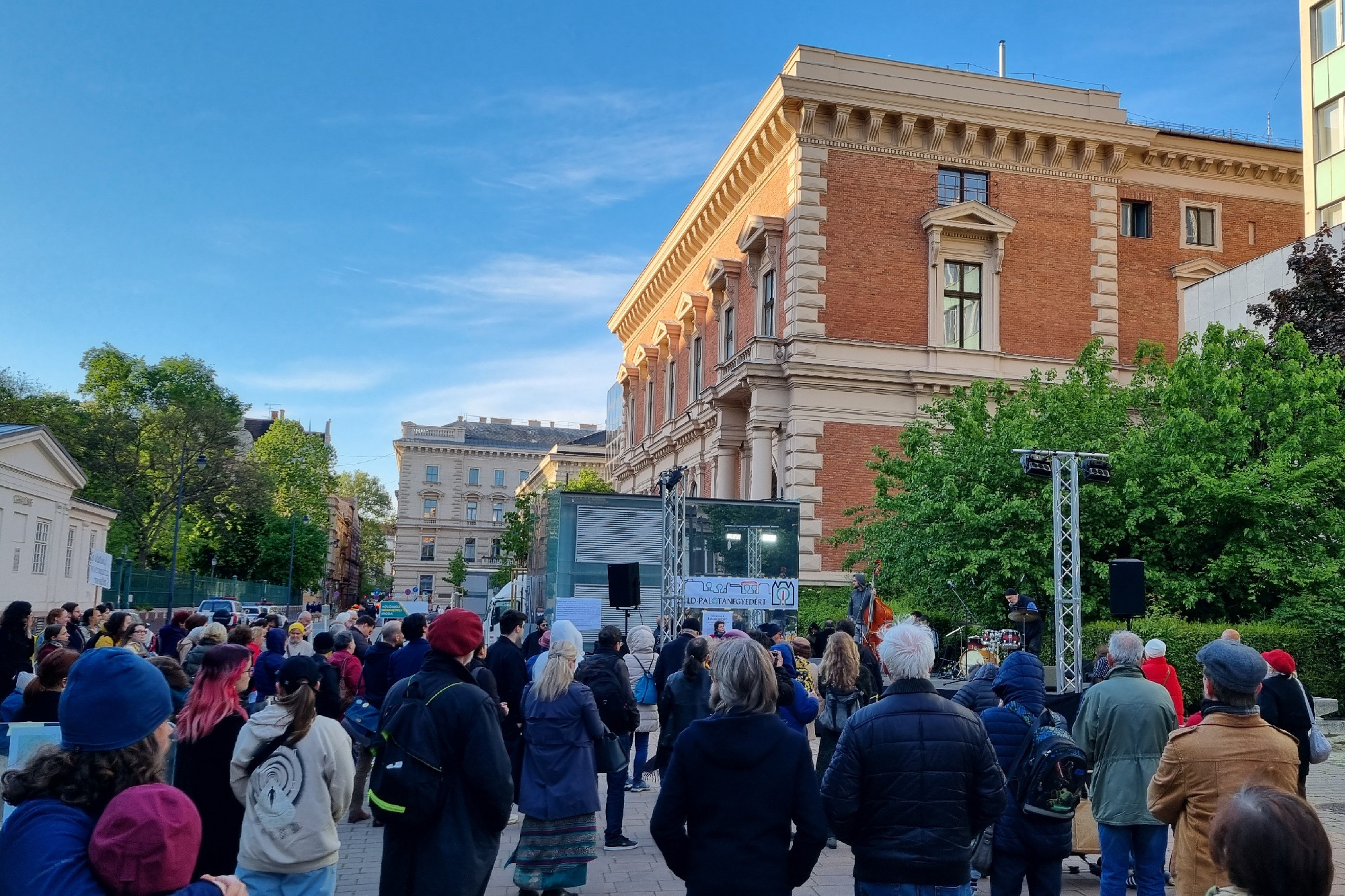 Folytatják a tiltakozást a civilek a Magyar Rádió épületeinek védelmében