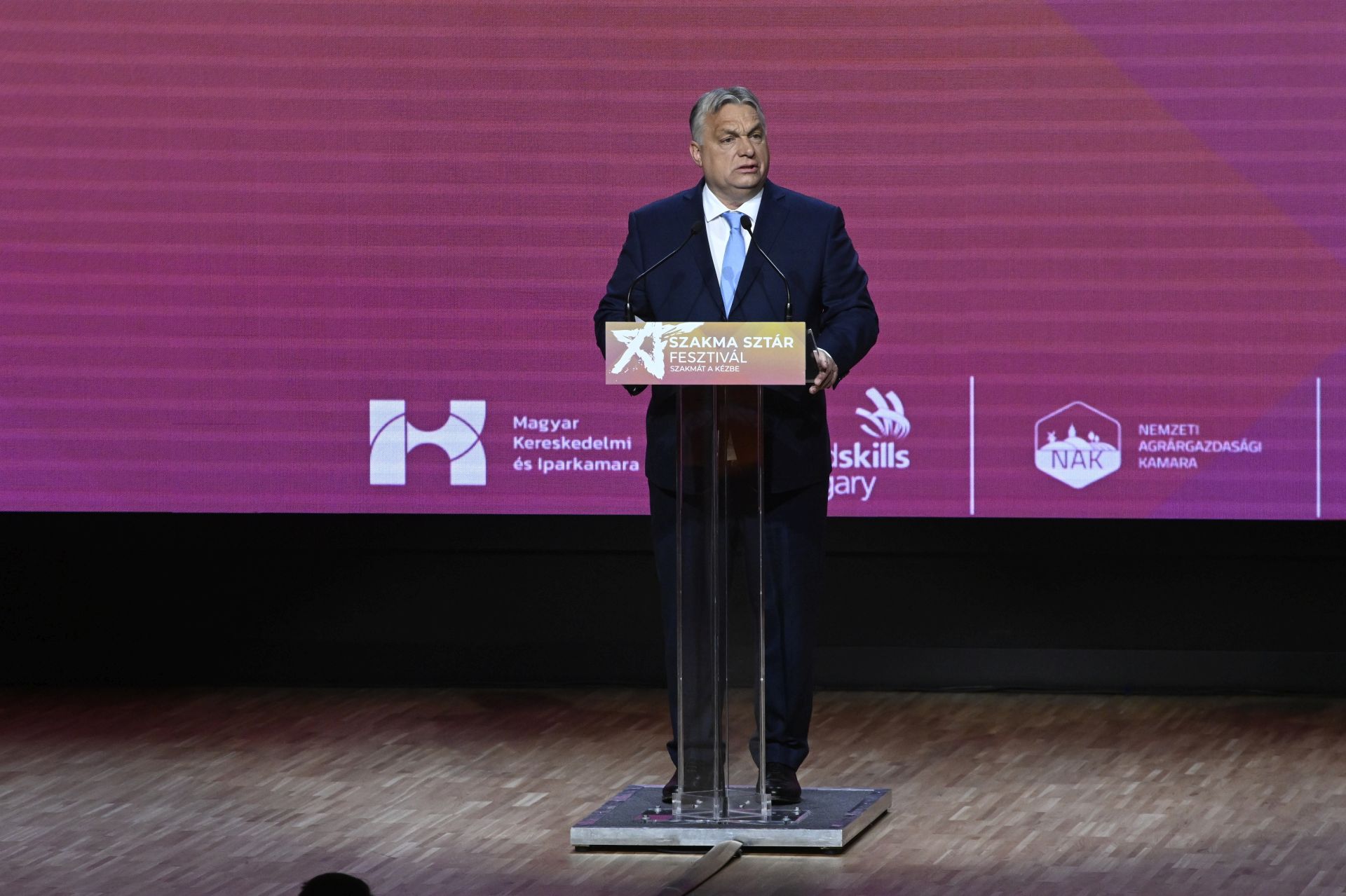 Orbán Viktor: Reszkethetnek az irodisták, a jogászok, a fogalmazók és a programozók