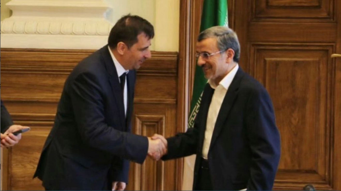 A szélsőséges Ahmadinezsáddal pózolt a közszolgálati egyetem rektora