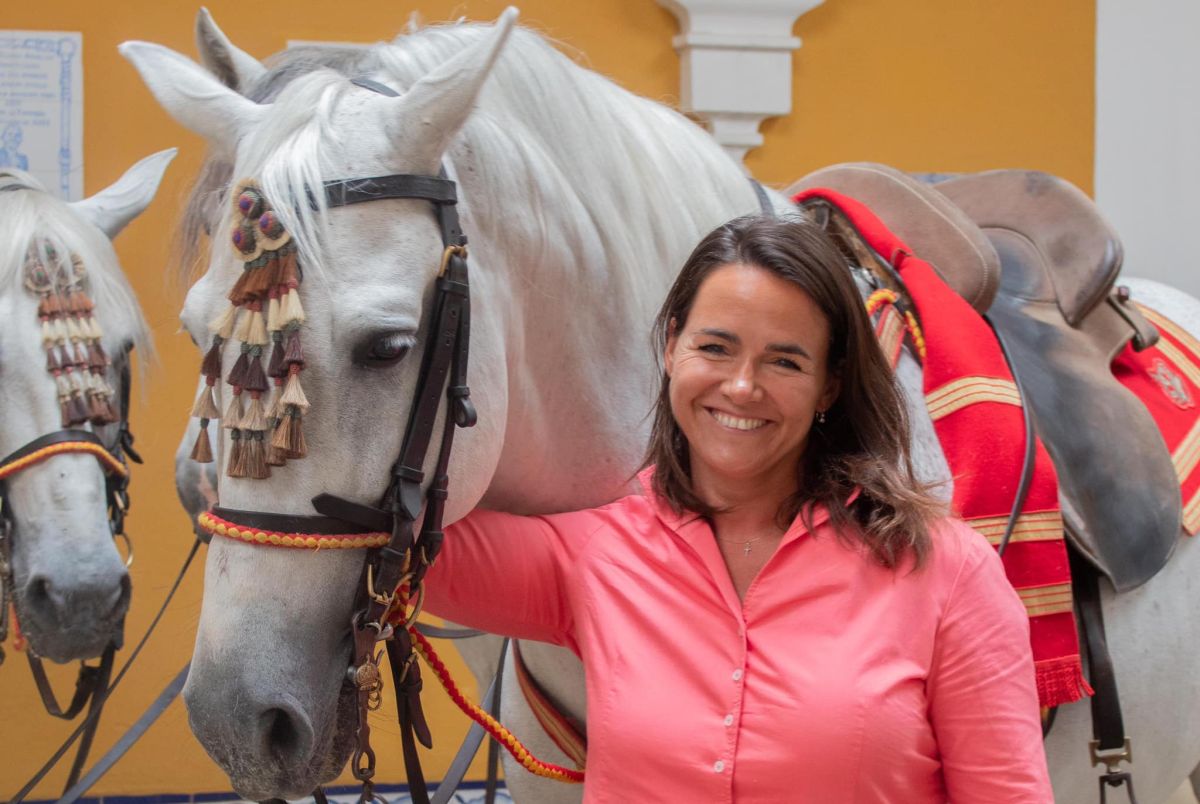 Spanyol királyi lovasiskolában mosolyogva bukkant fel Novák Katalin