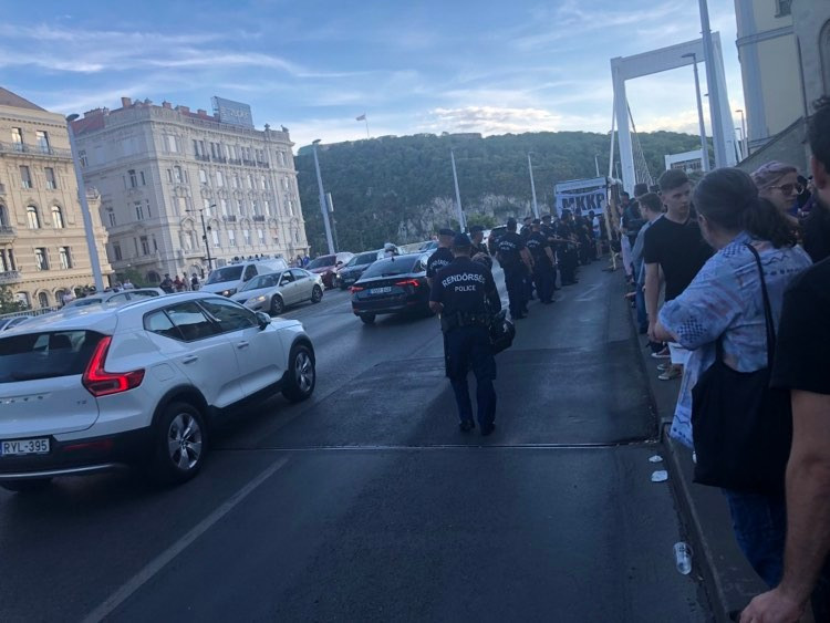 A Magyar Kétfarkú Kutya Párt tüntetése Budapesten, az Erzsébet hídon 2022. július 15-én (Fotó: R. Kiss Kornélia/Magyar Hang)
