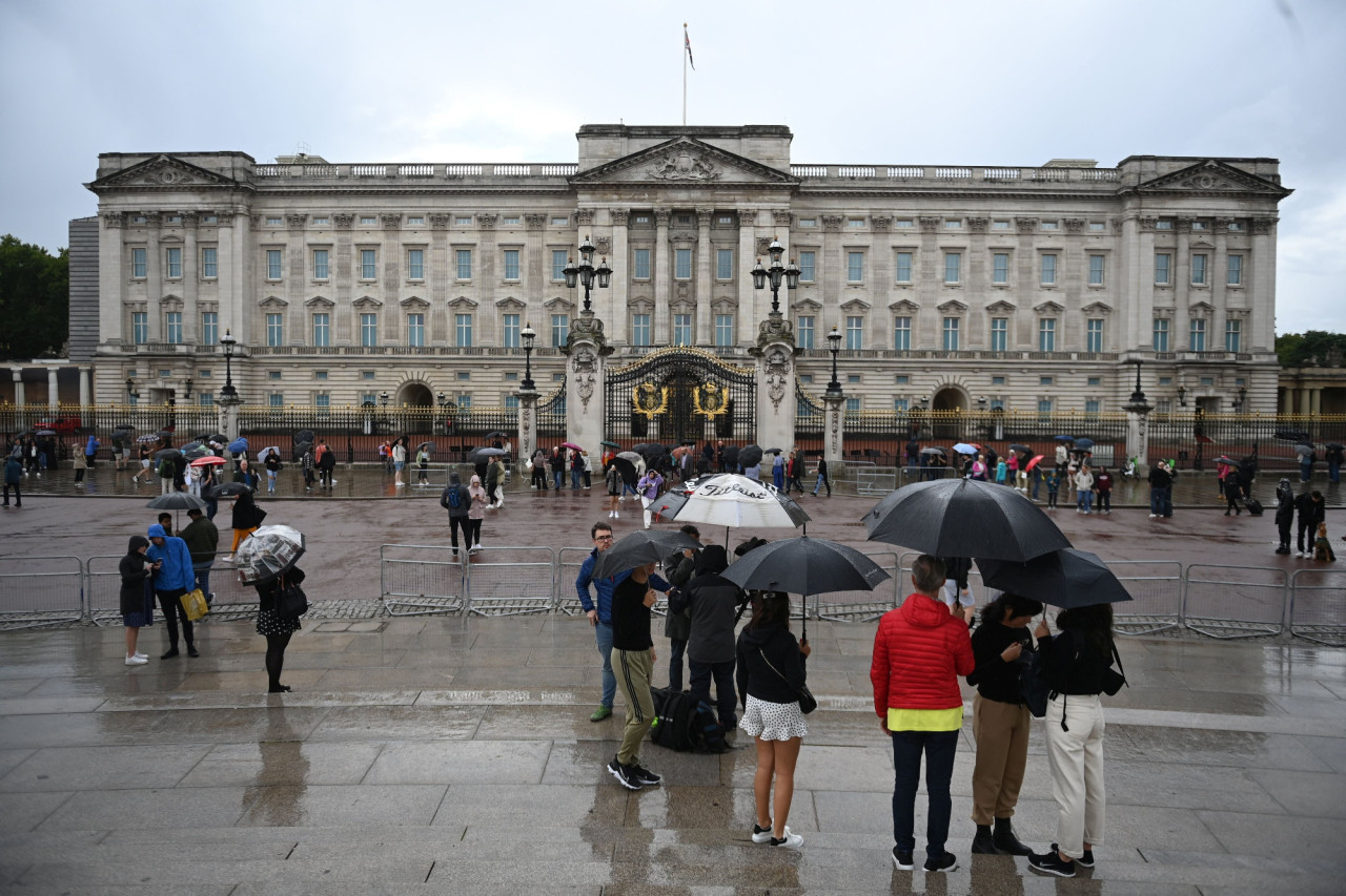Gyülekeznek a turisták a londoni királyi rezidencia, a Buckingham-palota előtt (Fotó: MTI/EPA/Neil Hall)