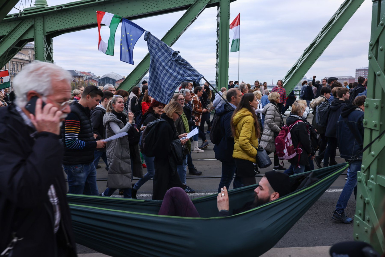 Tüntetők a Szabadság hídon 2022. október 23-án (Fotó: Végh László/Magyar Hang)