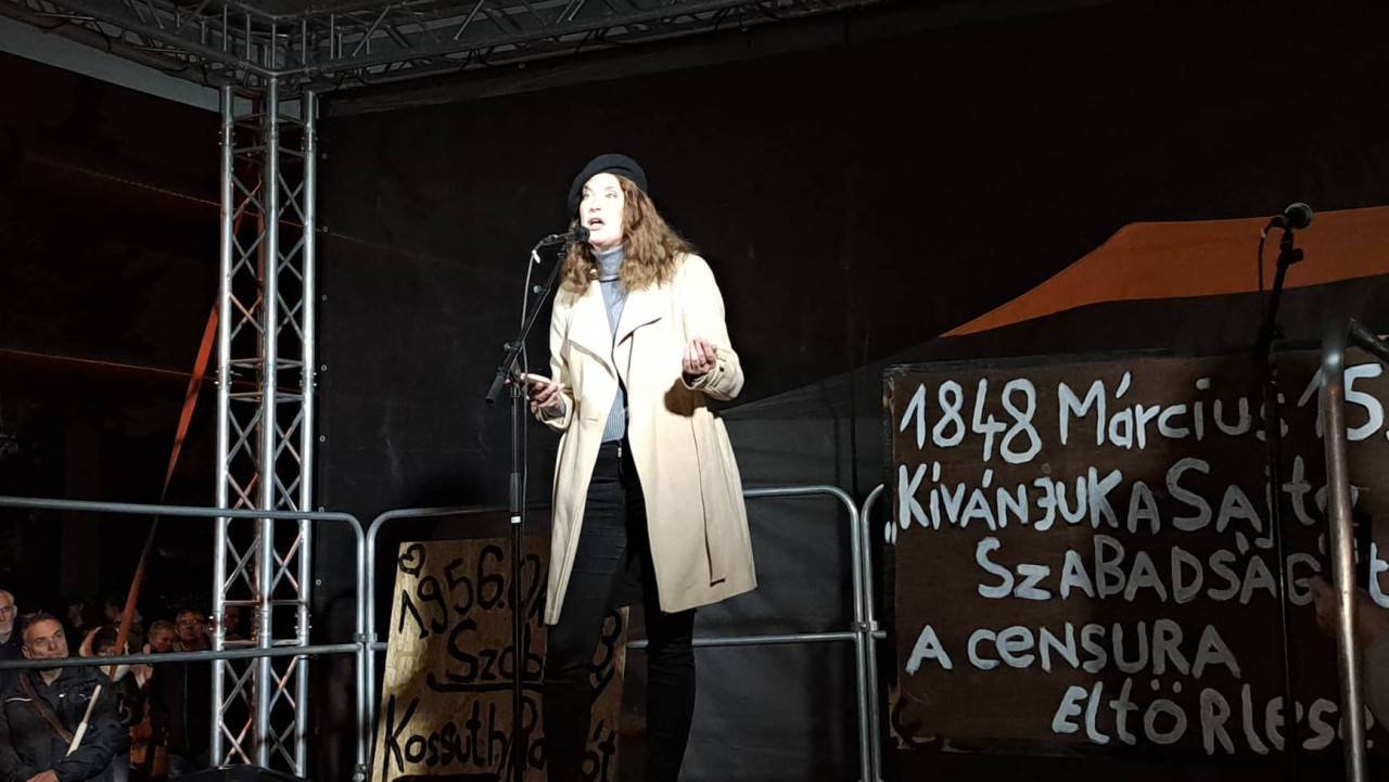 Mérő Vera az MTVA előtti tüntetésen 2022. november 4-én (Fotó: Albert Enikő/Magyar Hang)