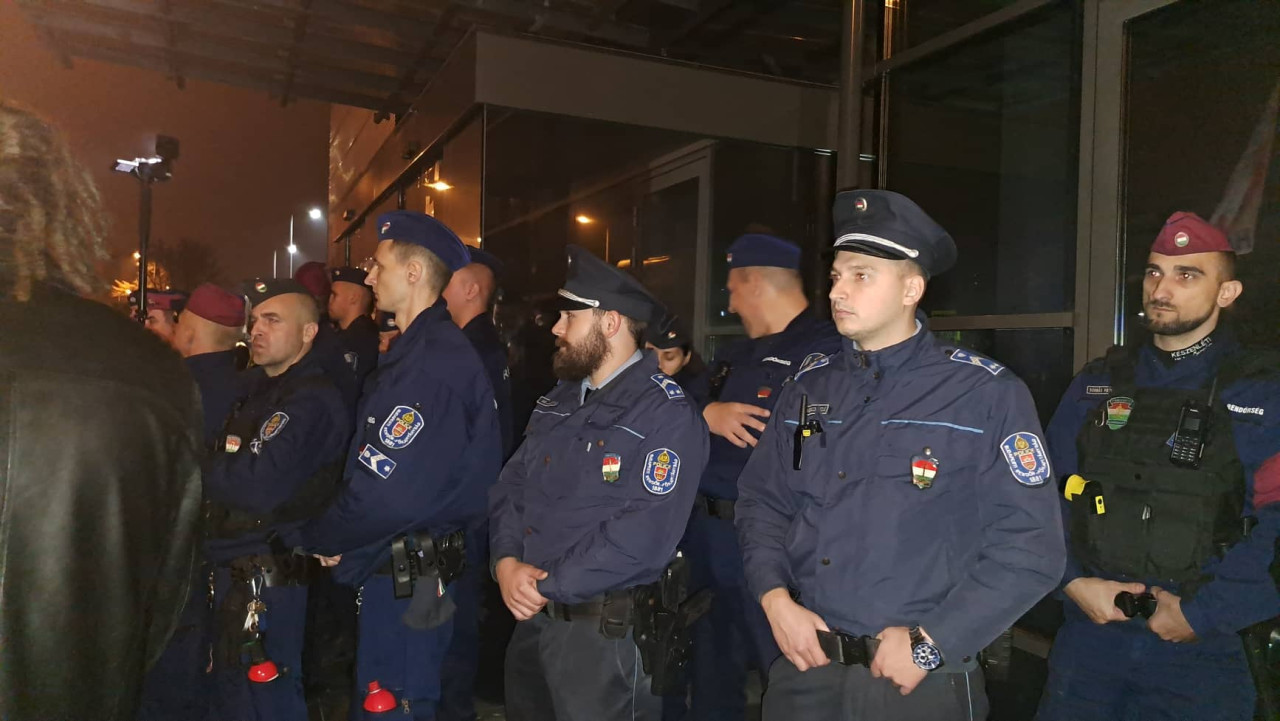 Rendőrsorfal az MTVA bejárata előtt 2022. november 4-én (Fotó: Albert Enikő/Magyar Hang)