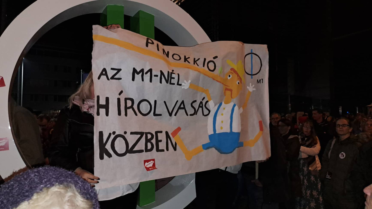 Tüntetés az MTVA épülete előtt 2022. november 4-én (Fotó: Albert Enikő/Magyar Hang)