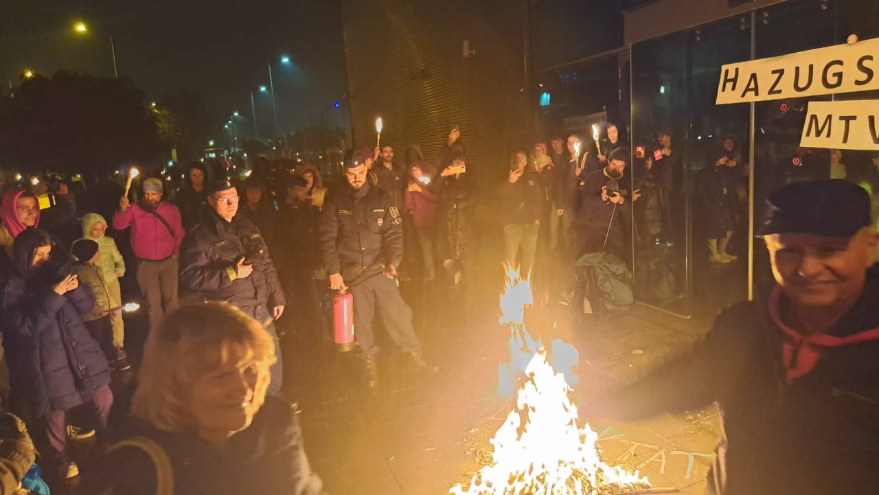 Tüntetők az MTVA épülete előtt 2022. november 4-én (Fotó: Albert Enikő/Magyar Hang)