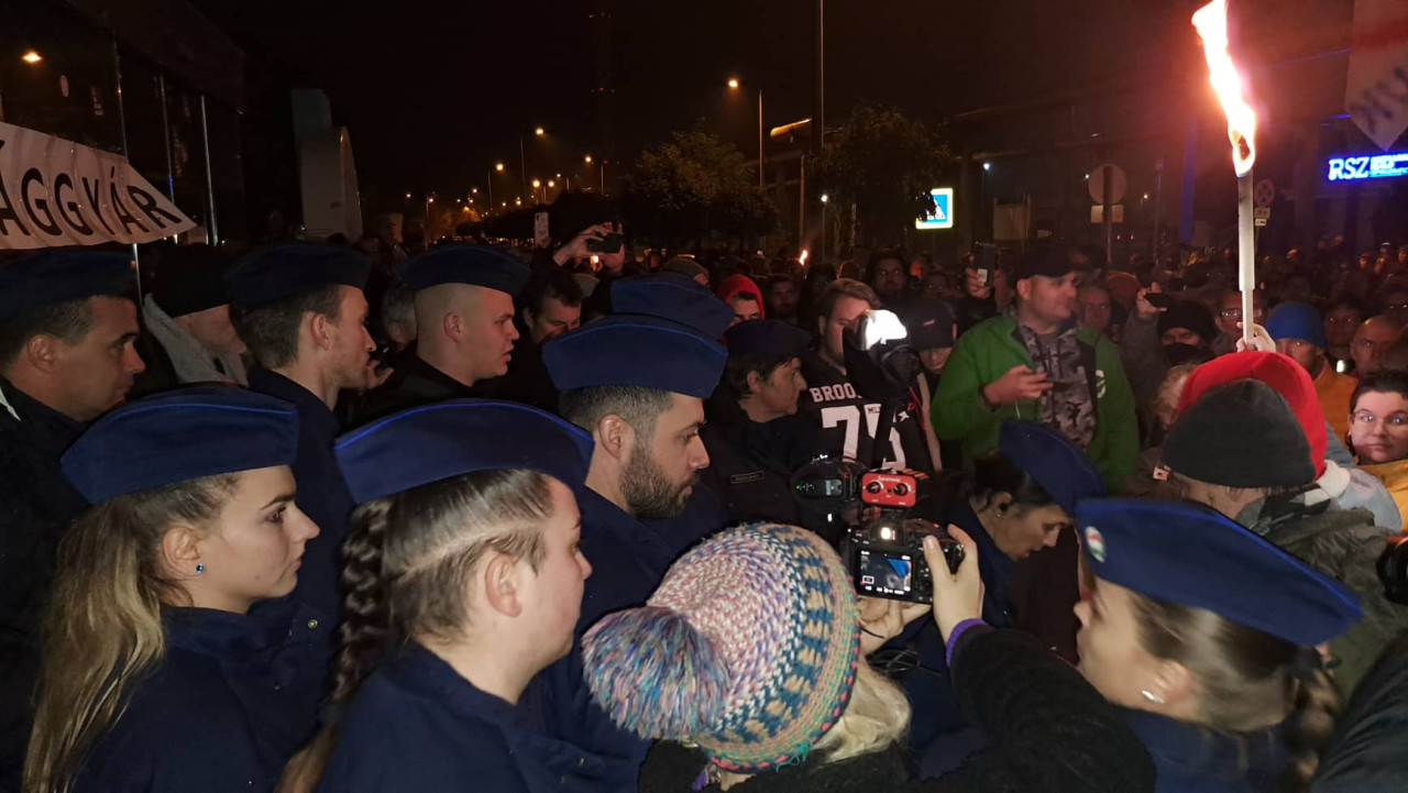 Tüntetők és rendőrök az MTVA bejárata előtt 2022. november 4-én )Fotó: Albert Enikő/Magyar Hang)