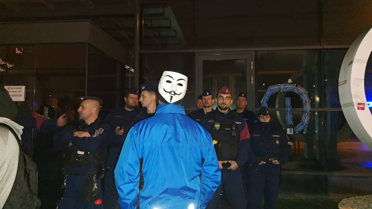 Tüntetők és rendőrök az MTVA bejárata előtt 2022. november 4-én (Fotó: Albert Enikő/Magyar Hang)