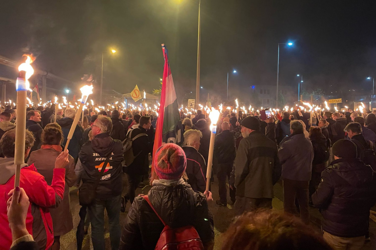 Tüntetés az MTVA épülete előtt 2022. november 4-én (Fotó: Arató László/Magyar Hang)