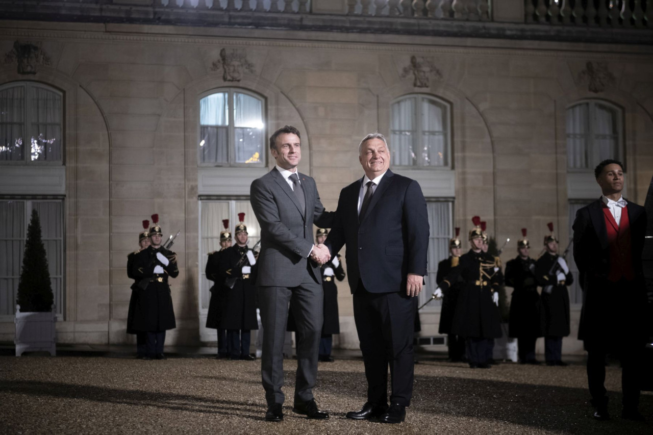 Emmanuel Macron francia köztársasági elnök (b) fogadja Orbán Viktor miniszterelnököt az Elysée-palota udvarán 2023. március 13-án (Fotó: MTI/Miniszterelnöki Sajtóiroda/Benko Vivien Cher)