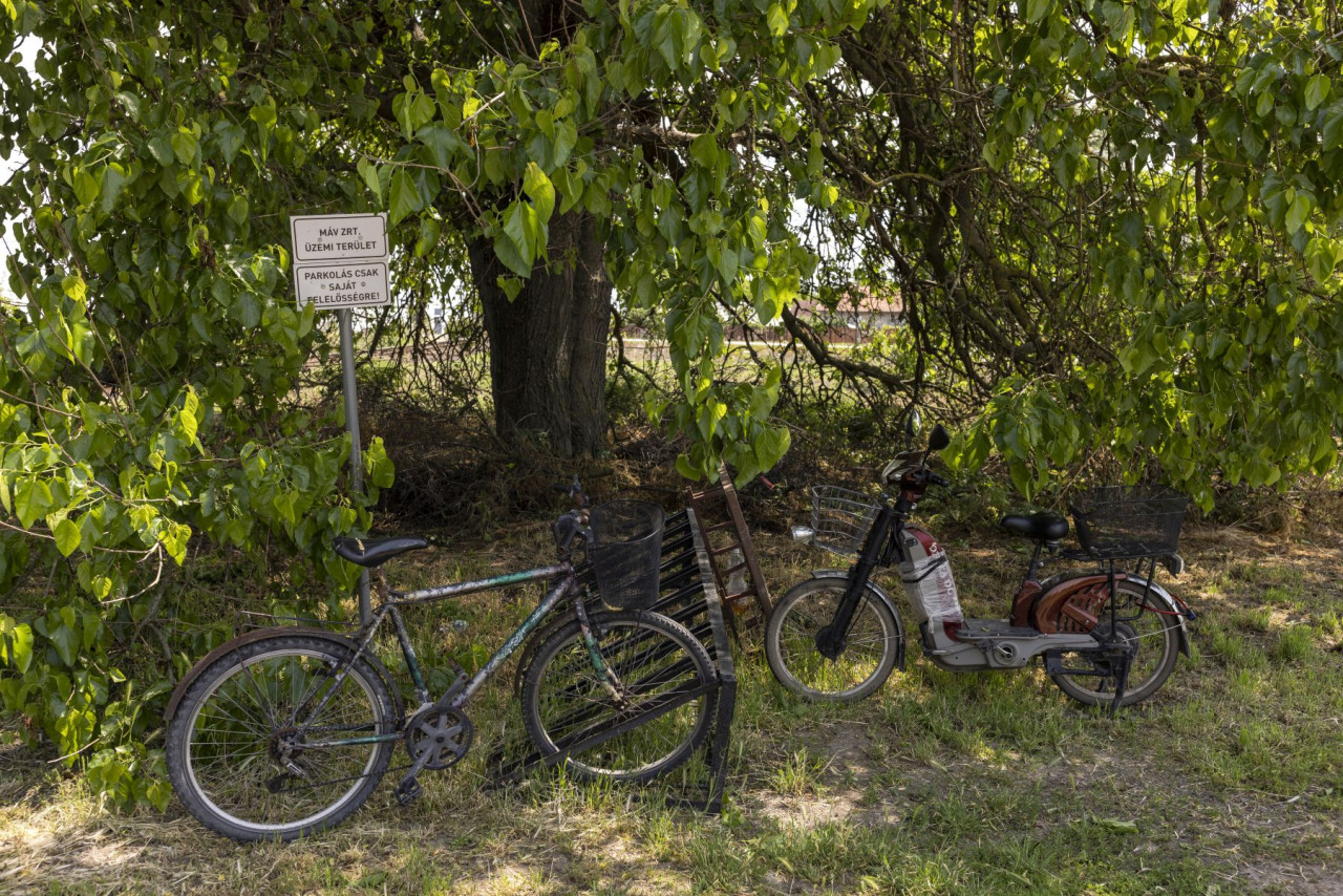 Lelakatolt biciklik a sarkadi cukorgyári megállónál (Fotó: Végh László/Magyar Hang)