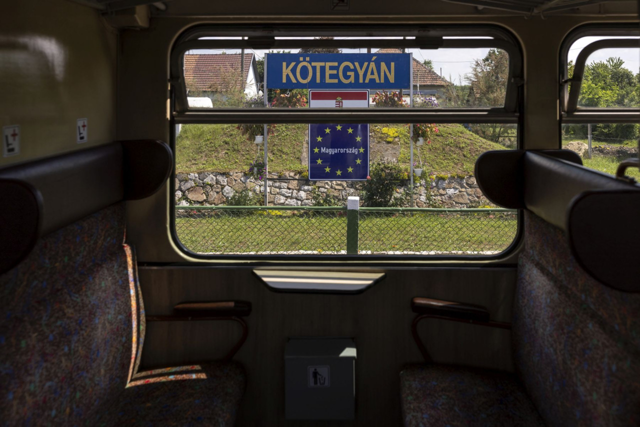 Vonat Kötegyán állomáson (Fotó: Végh László/Magyar Hang)