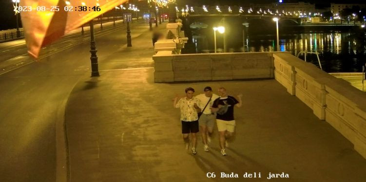 A Margit híd kőkeresztjeinek letörésével gyanúsított férfiak (Fotó: Police.hu)