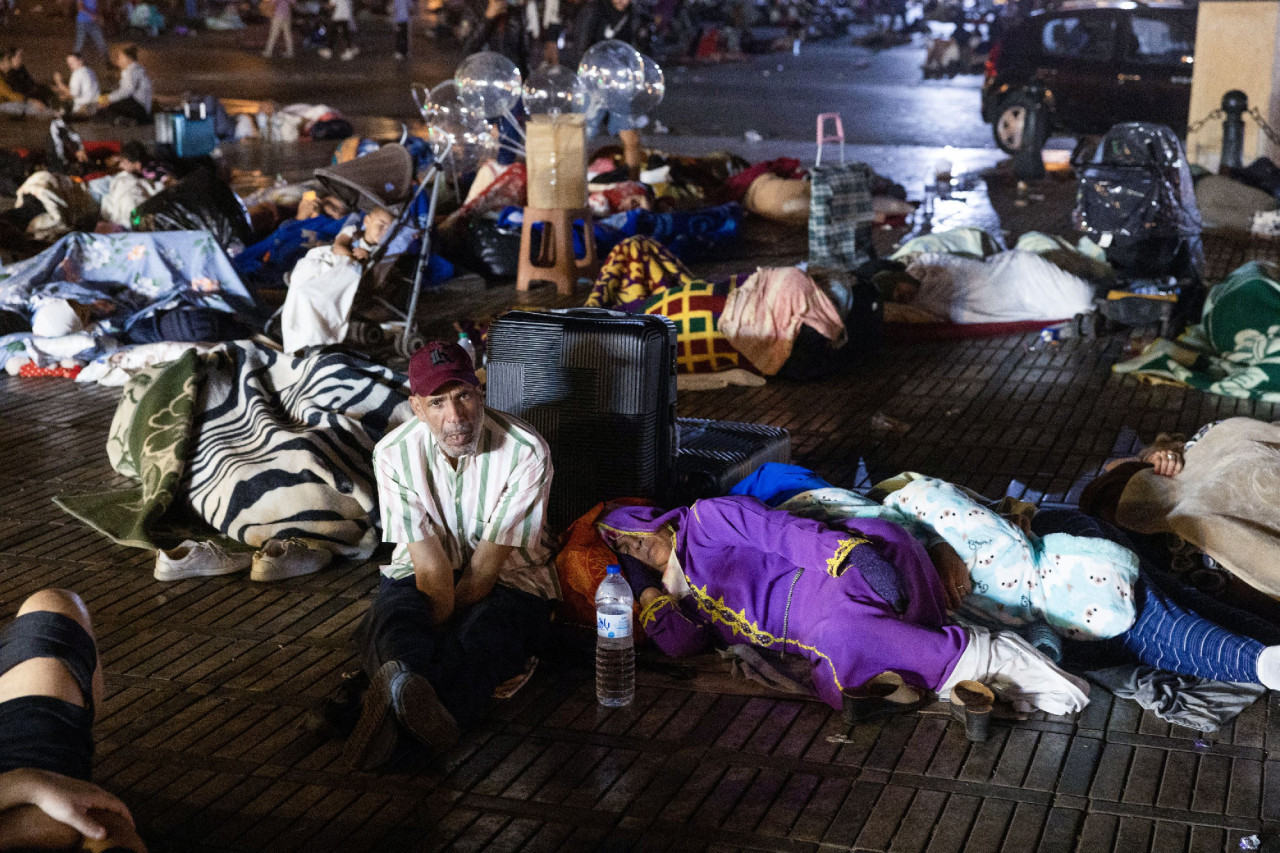 Az emberek az utcákon fekszenek a földrengés után Márrakesben2023. szeptember 9-én (Fotó: AFP via Europress/Fadel Senna)