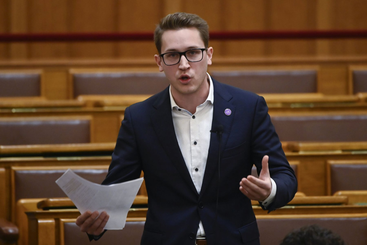 Bedő Dávid, a Momentum képviselője felszólal az Országgyûlés plenáris ülésén 2022. november 22-én (Fotó: MTI/Kovács Tamás)