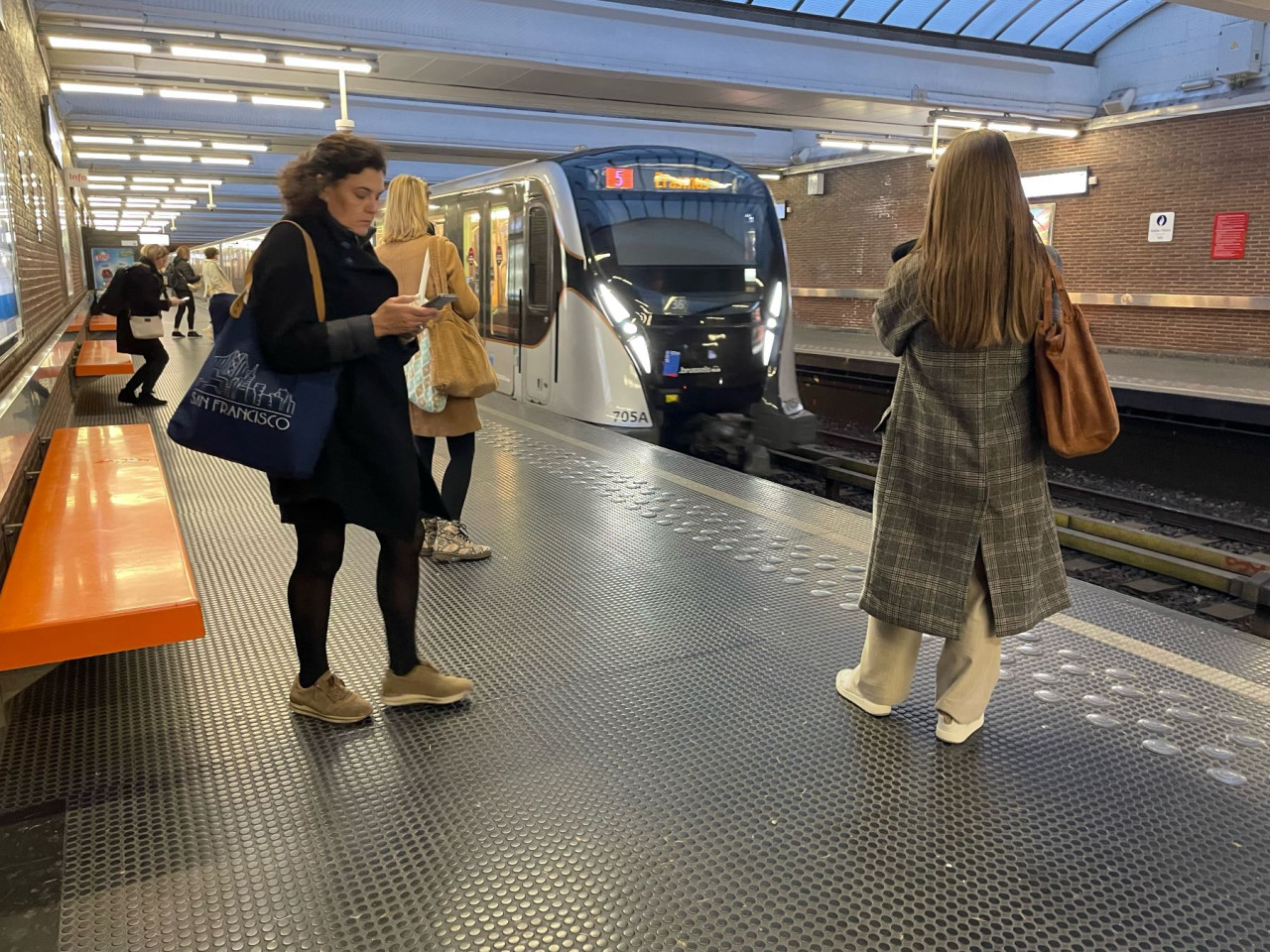 Utasok a brüsszeli metróban 2023. október 17-én (Fotó: Magyar Hang/Arató László)