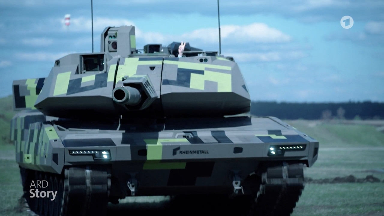 Szalay-Bobrovniczky Kristóf V-betűt formázva int a Rheinmetall Panther prototípusában az ARD riportfilmjében