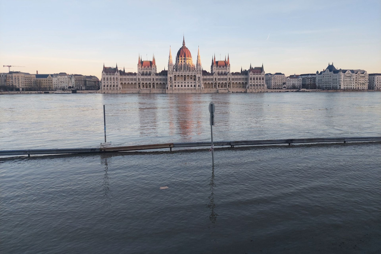 A Duna áradása Budapesten 2023. december 27-én (Fotó: Magyar Hang/György Zsombor)