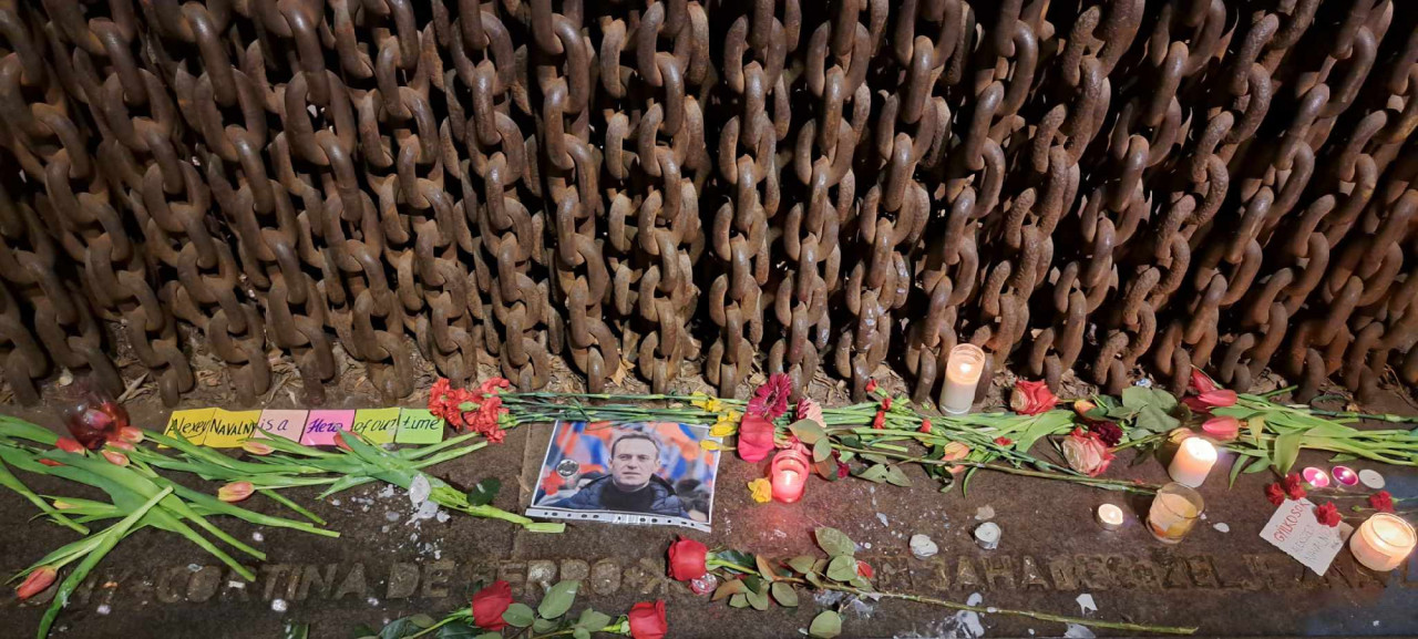 A Terror háza előtti láncfalnál is Navalnijra emlékeztek (Fotó: Albert Enikő)