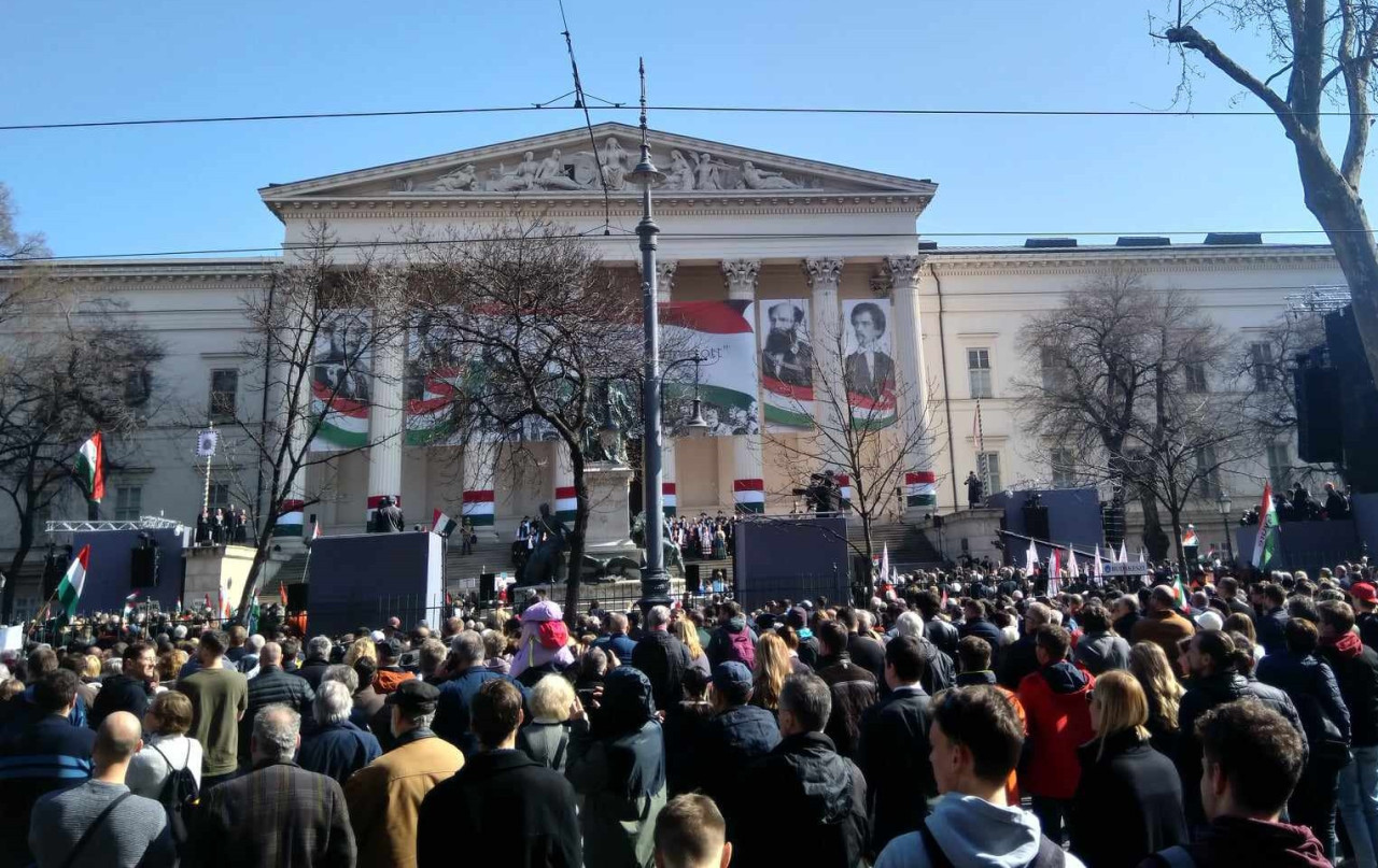 Ünneplők és Orbán Viktor beszédére várók a Múzeumkertben 2024. március 15-én (Fotó: Magyar Hang/Tompos Ádám)