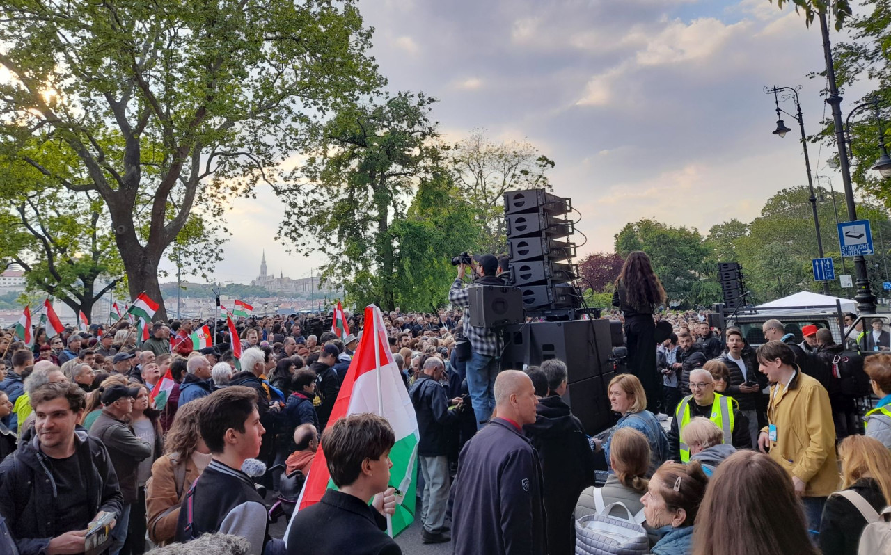 Tüntetők a Belügyminisztérium előtt 2024. április 26-án (Fotó: Magyar Hang/Ficsor Benedek)