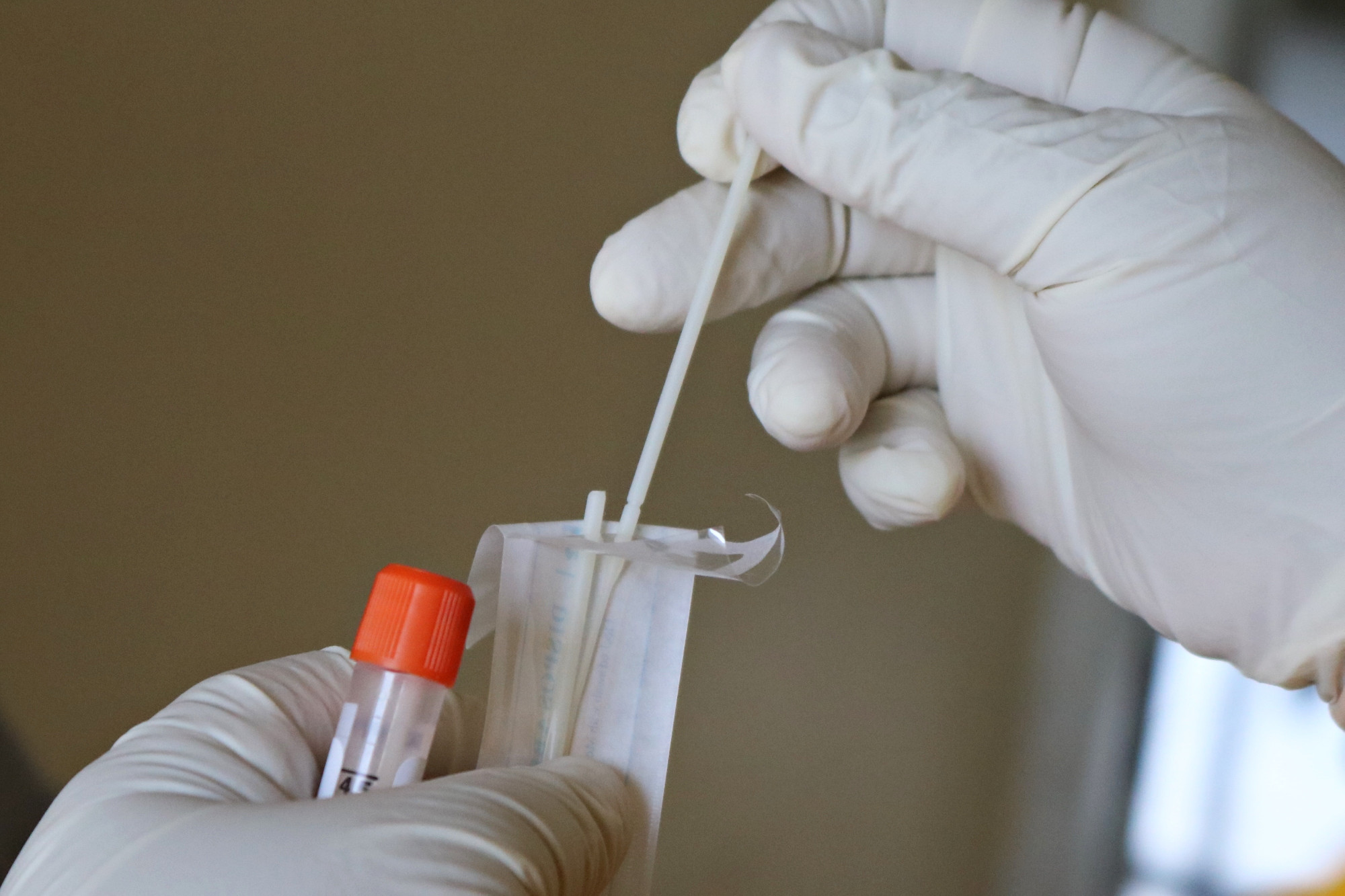 Népszava: Keddtől a mentők nem végeznek több PCR-vizsgálatot