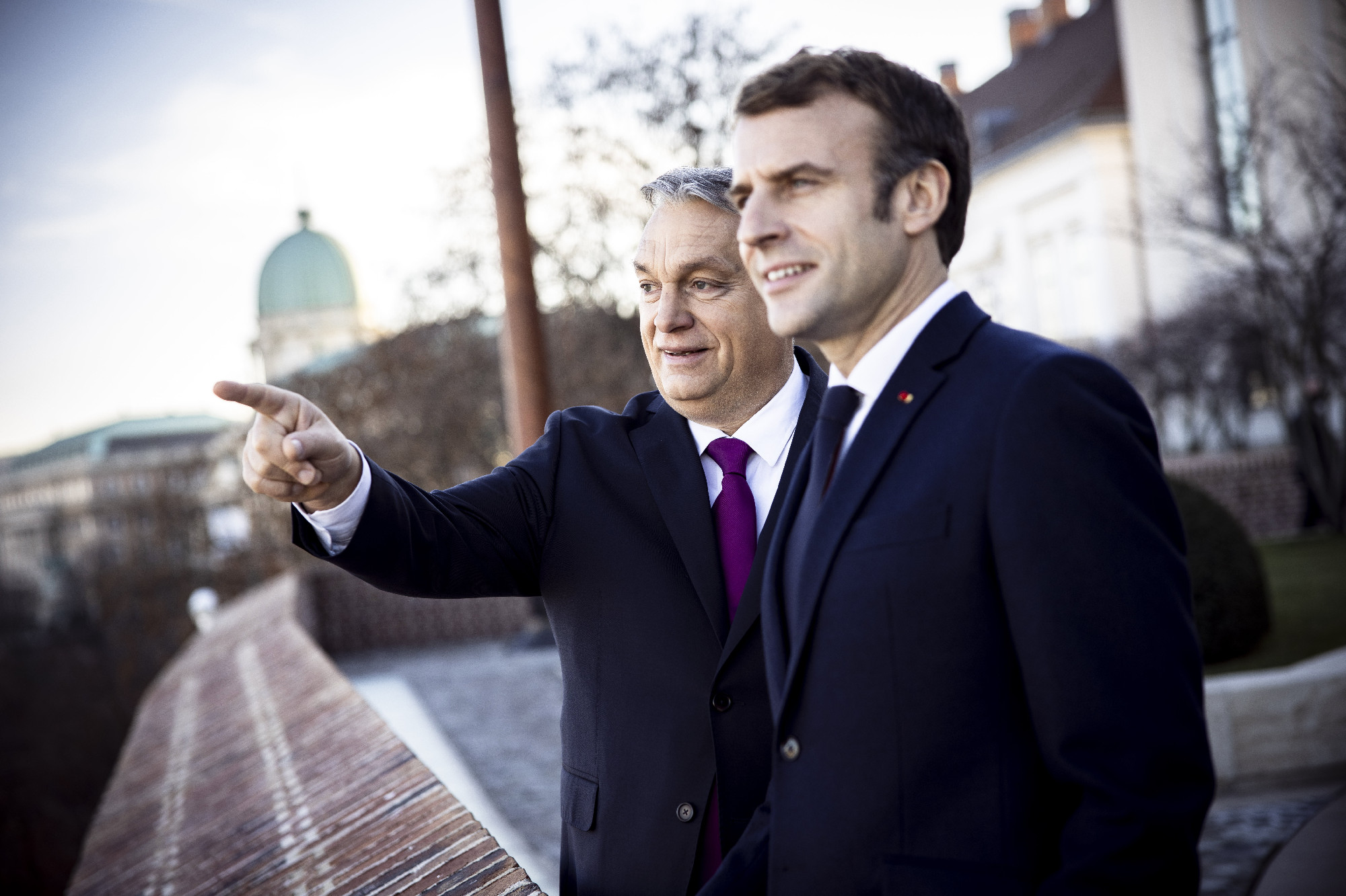 Kompromisszumra bírná Orbán Viktort a francia államfő