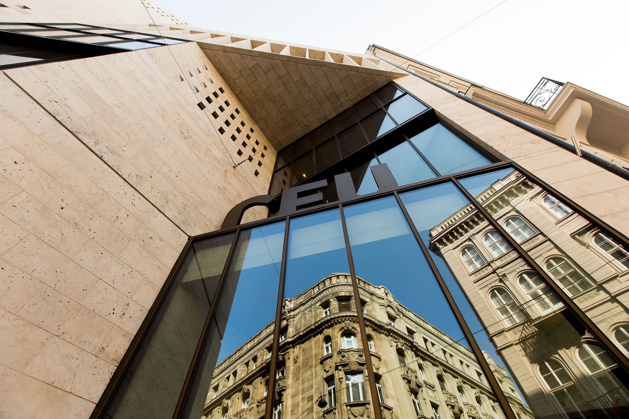 Manfred Weber csalódott a CEU költözése miatt, az Európai Bizottság aggódik