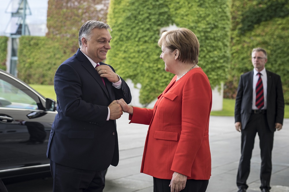 Orbán Viktor hosszú vitára készül Angela Merkellel