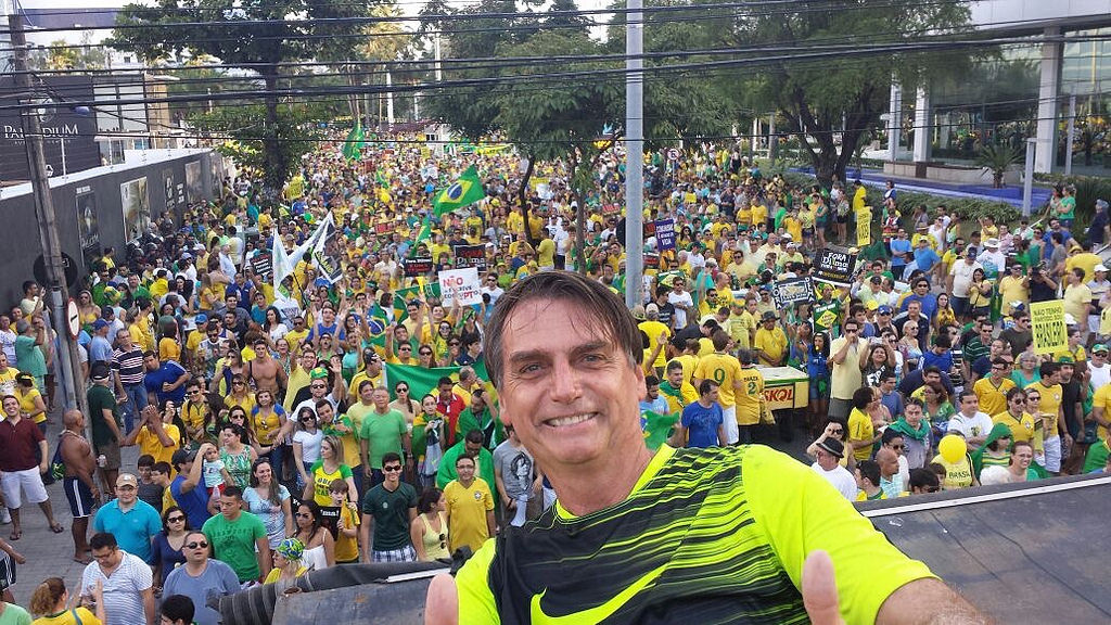 Az egészségügyi rendszer az összeomlás szélén, de a brazil elnök tömeggyűlésen fekvőtámaszozik