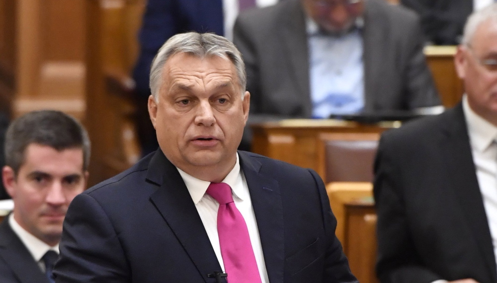 Néppárti fricska készül Orbánnak, az LMP a magyar parlamentben is bevetné