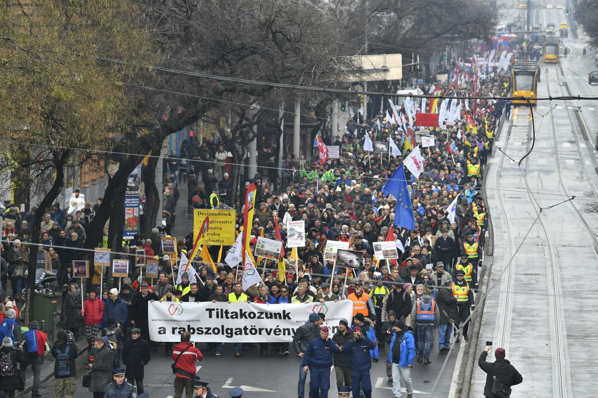 Tiltakoznak a szakszervezetek a 24 hónapos munkaidőkeret bevezetése ellen