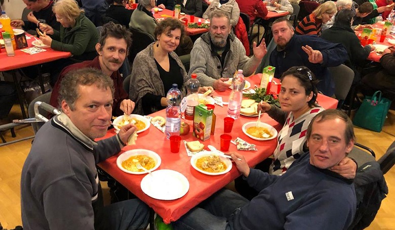 Hajléktalanok és menekültek közt karácsonyozott a pápai nagykövet Budapesten